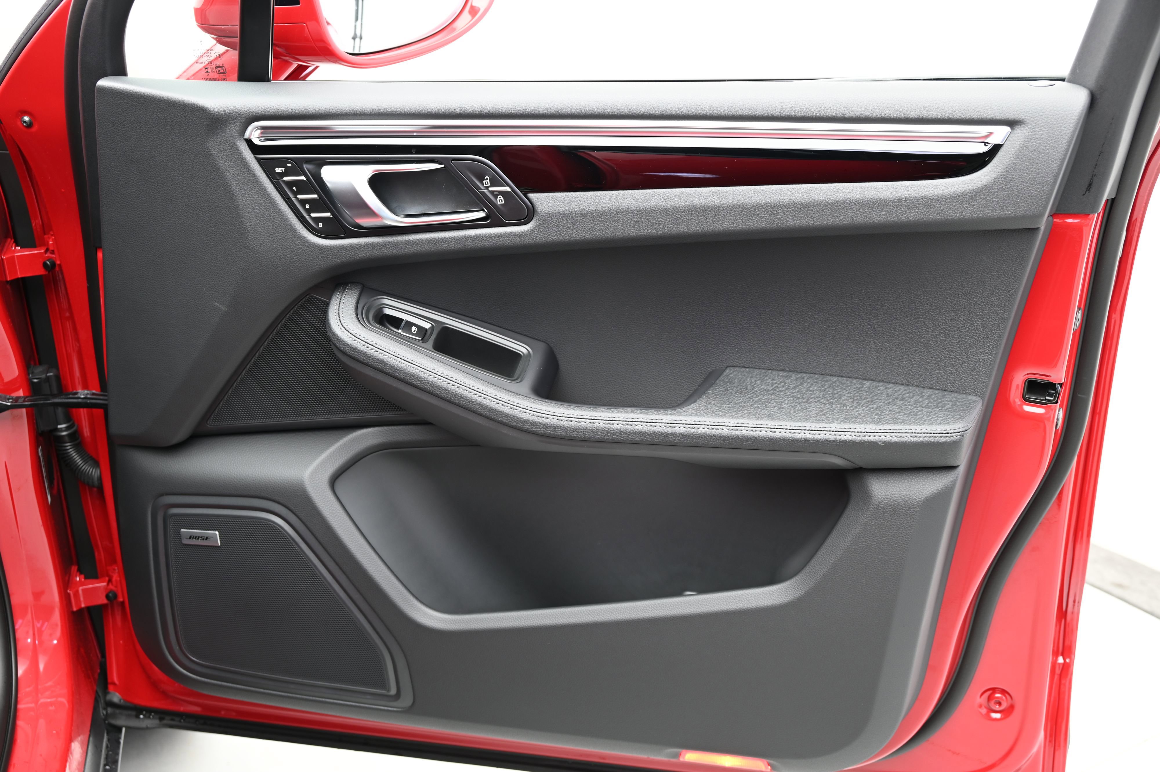 Used 2025 Porsche Macan image 27