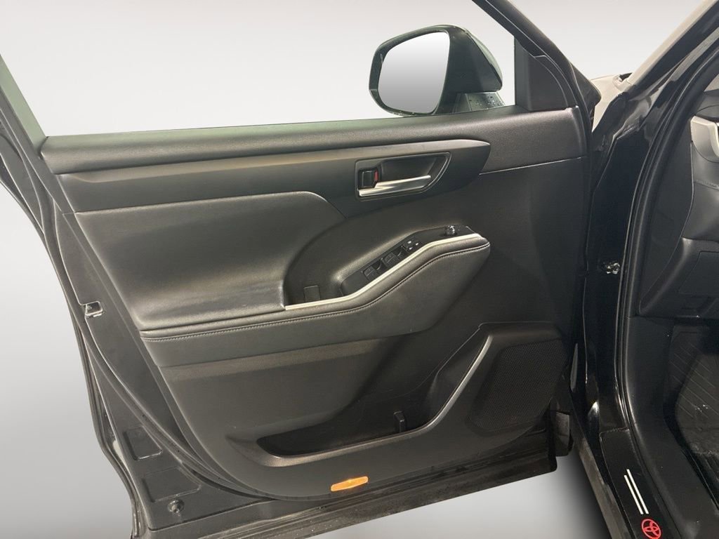 Used 2023 Toyota Highlander XLE image 11