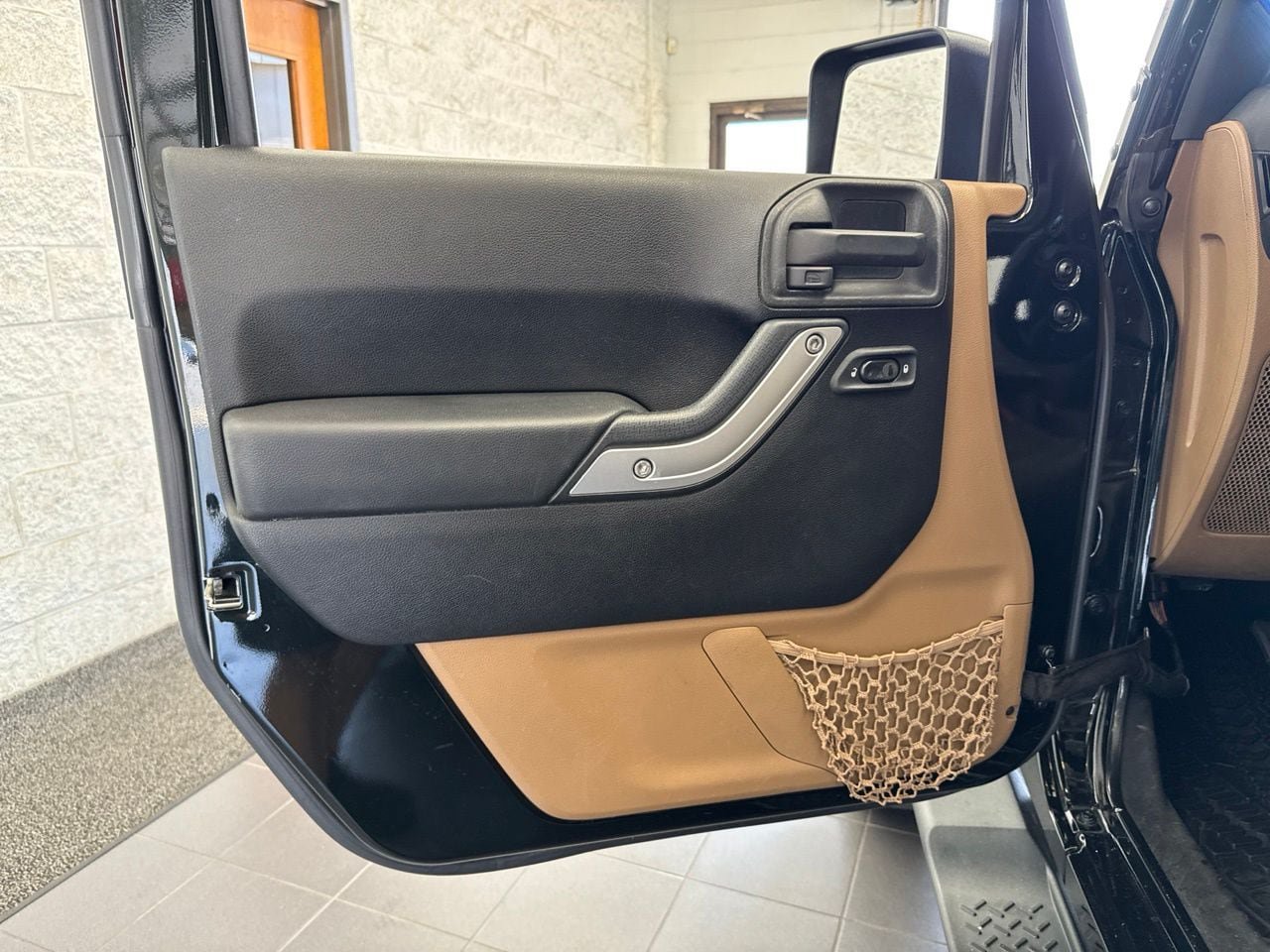 Used 2012 Jeep Wrangler Unlimited Sahara w/ Connectivity Group AWD/4WD image 33
