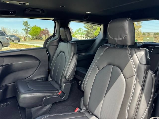 New 2026 Chrysler Pacifica Select FWD image 17