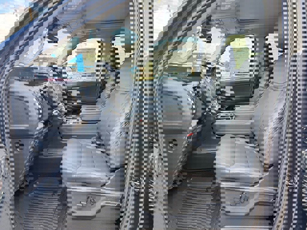 New 2025 Ford Expedition Active image 19