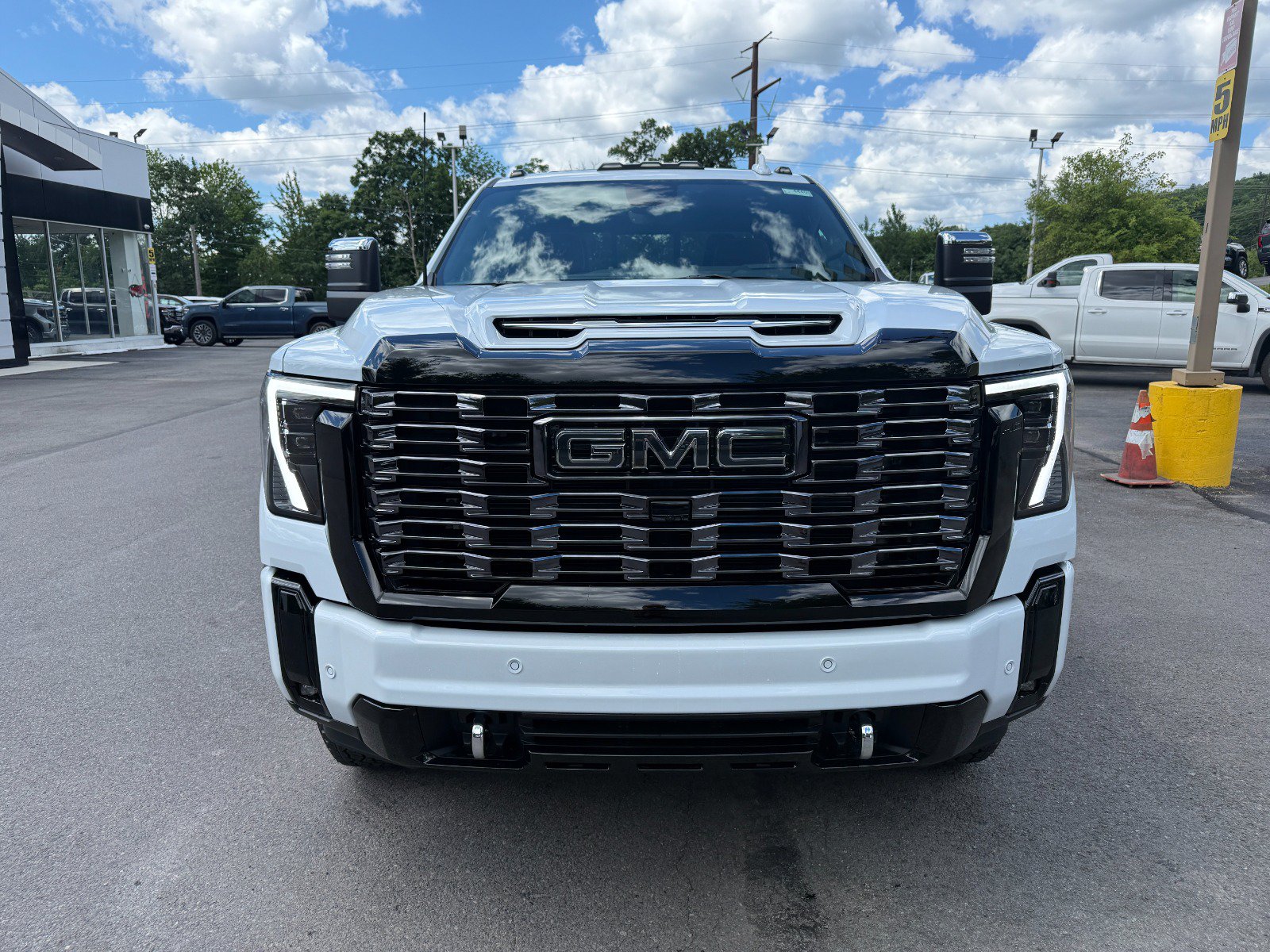 New 2026 GMC Sierra 2500 Denali Ultimate w/ LPO, Black Badging Package AWD/4WD image 8