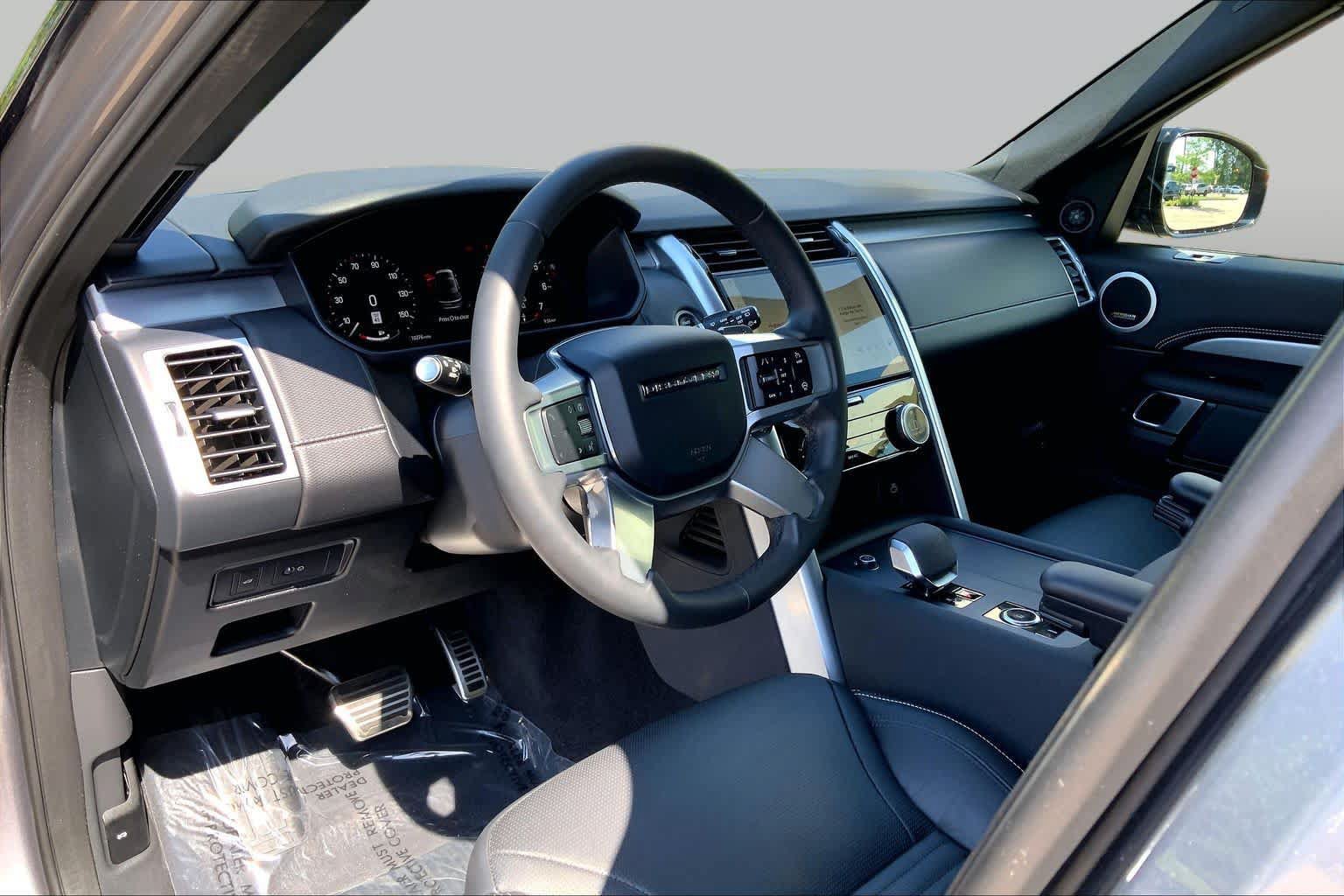 Used 2025 Land Rover Discovery Dynamic SE AWD/4WD image 16