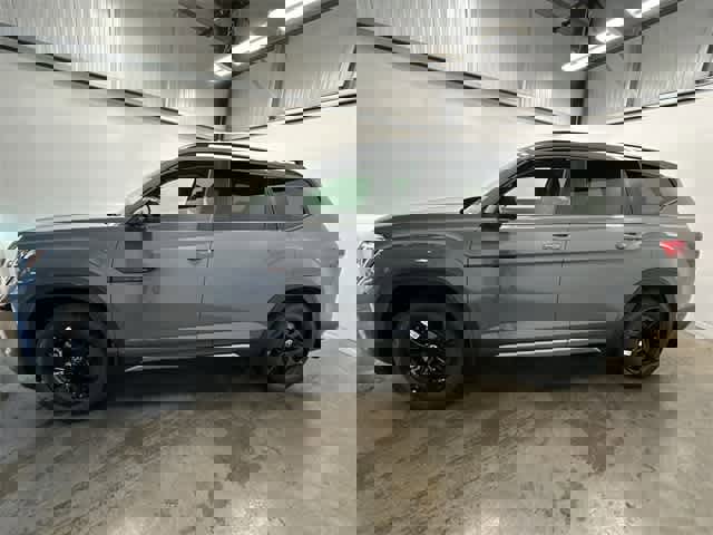New 2025 Volkswagen Atlas Peak Edition SE image 2
