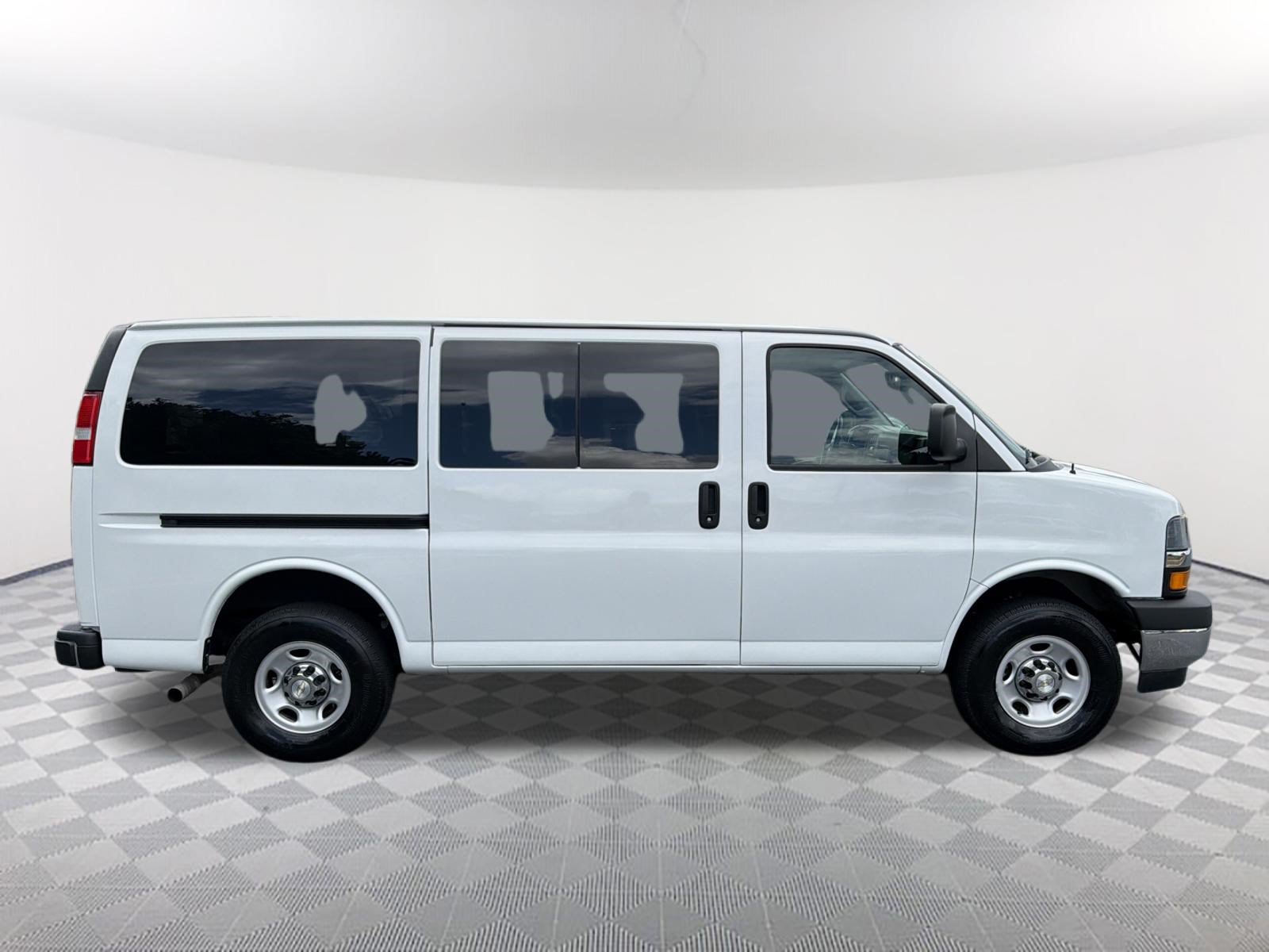 Used 2022 Chevrolet Express 2500 LT RWD image 4