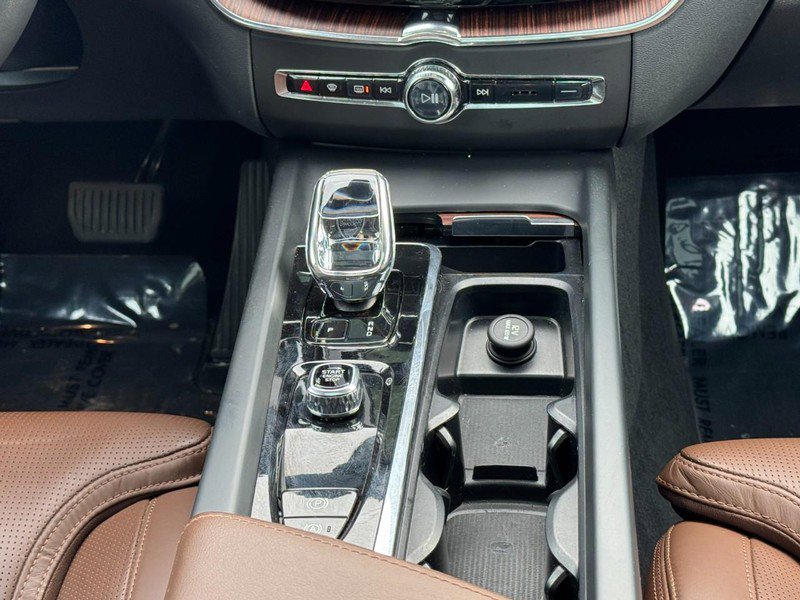 Certified 2023 Volvo XC60 B6 Ultimate w/ Climate Package image 15