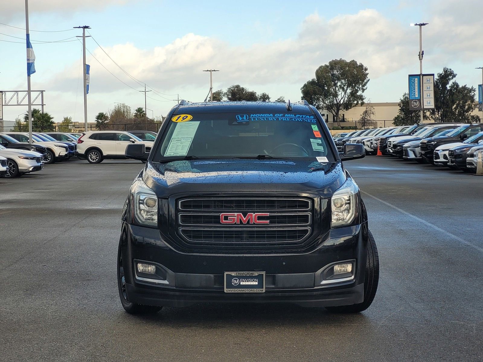 Used 2019 GMC Yukon XL SLT w/ Graphite Performance Edition image 2
