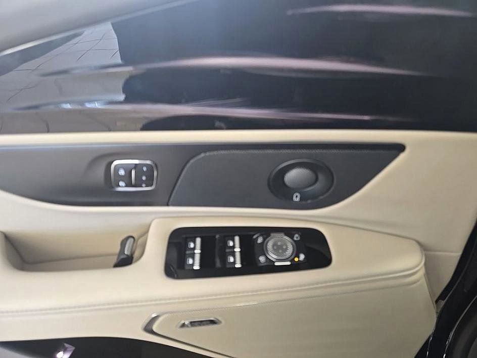 Used 2025 Lincoln Nautilus Reserve image 12