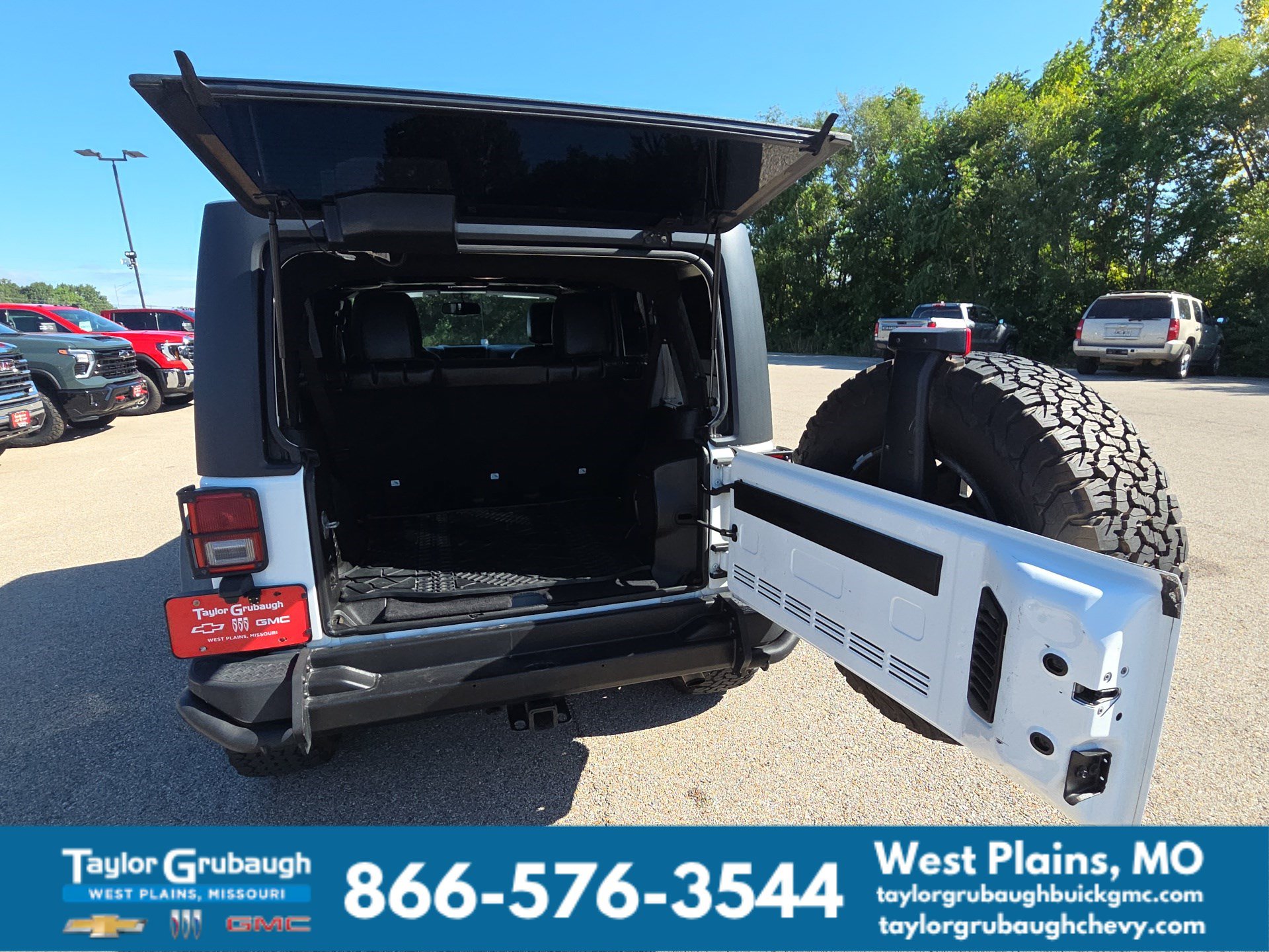 Used 2013 Jeep Wrangler Unlimited Sahara AWD/4WD image 30