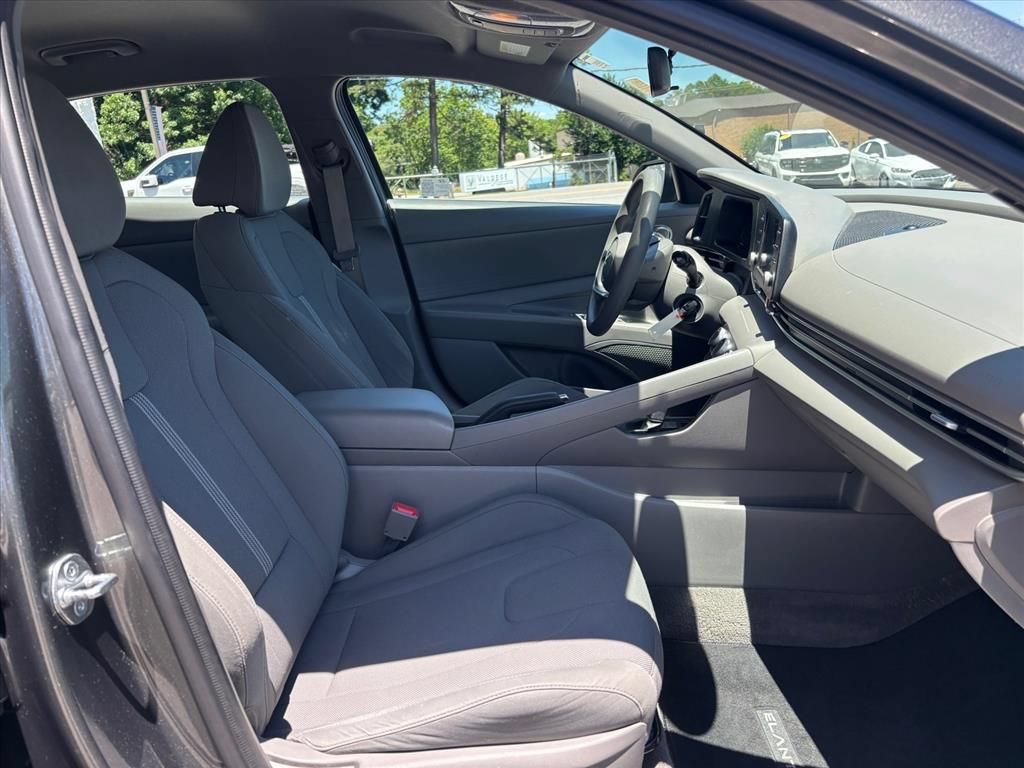 Used 2024 Hyundai Elantra SE FWD image 13
