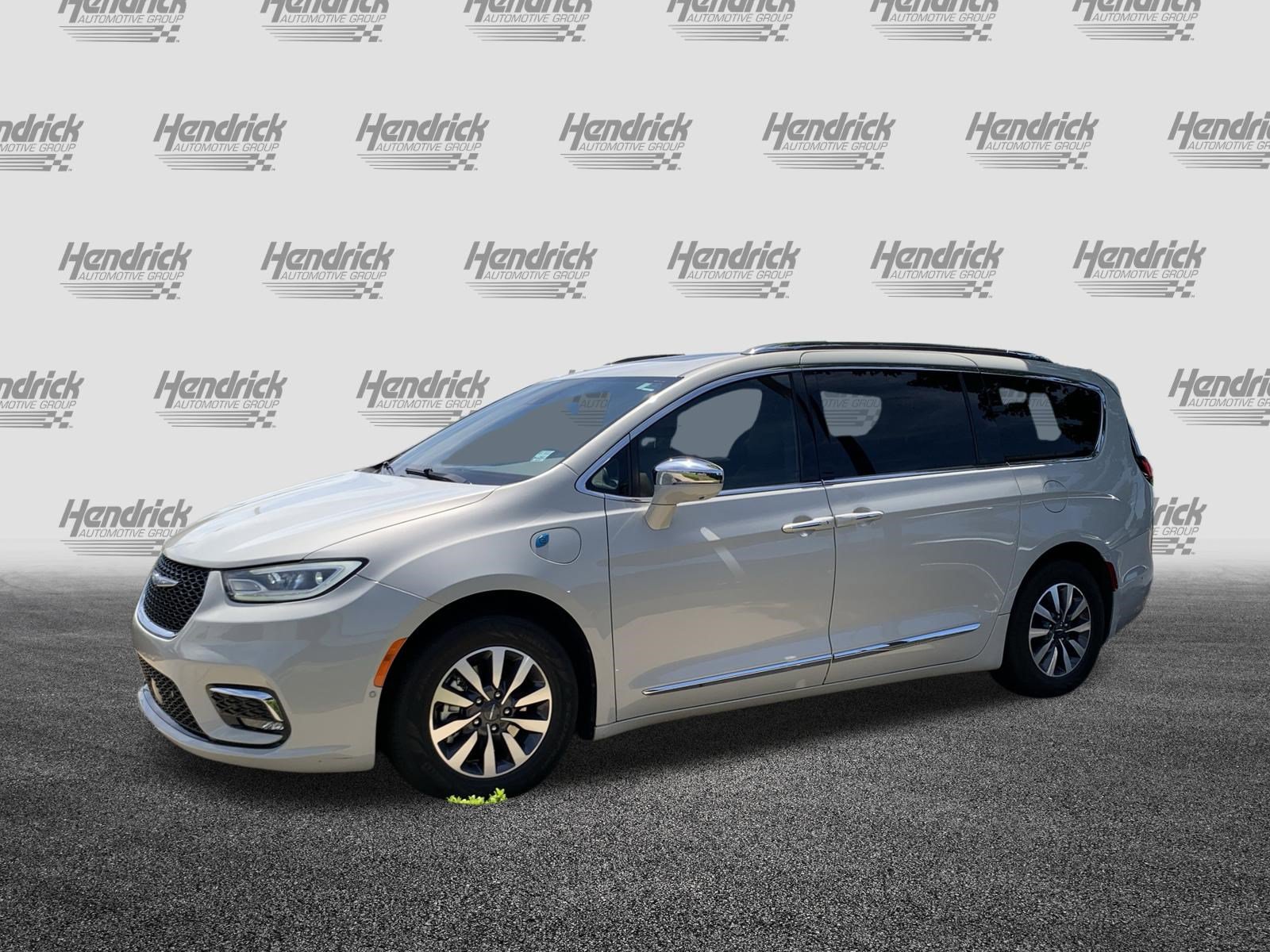 Used 2021 Chrysler Pacifica Limited w/ Uconnect Theater Family Group FWD image 5