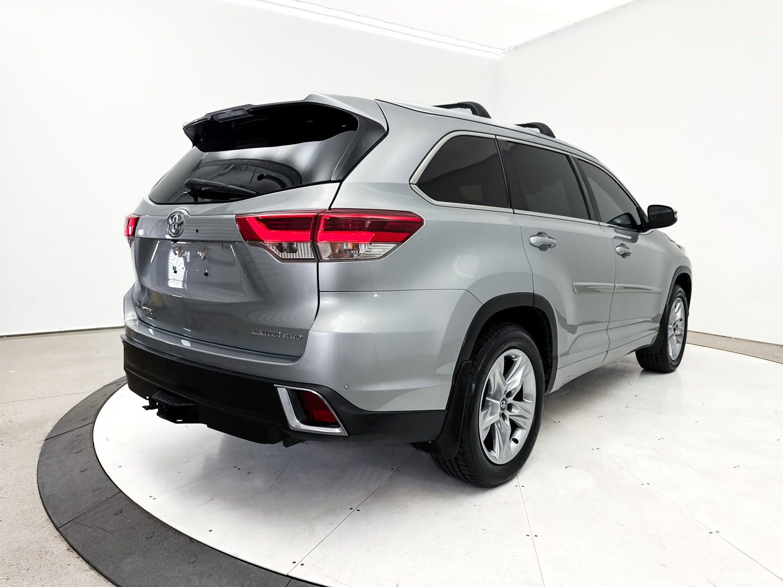 Used 2018 Toyota Highlander Limited AWD/4WD image 17