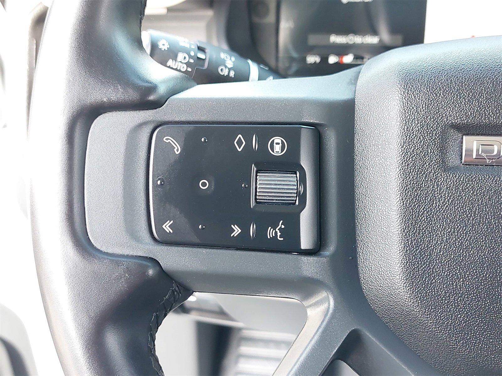 Used 2024 Land Rover Defender 90 X-Dynamic SE image 16