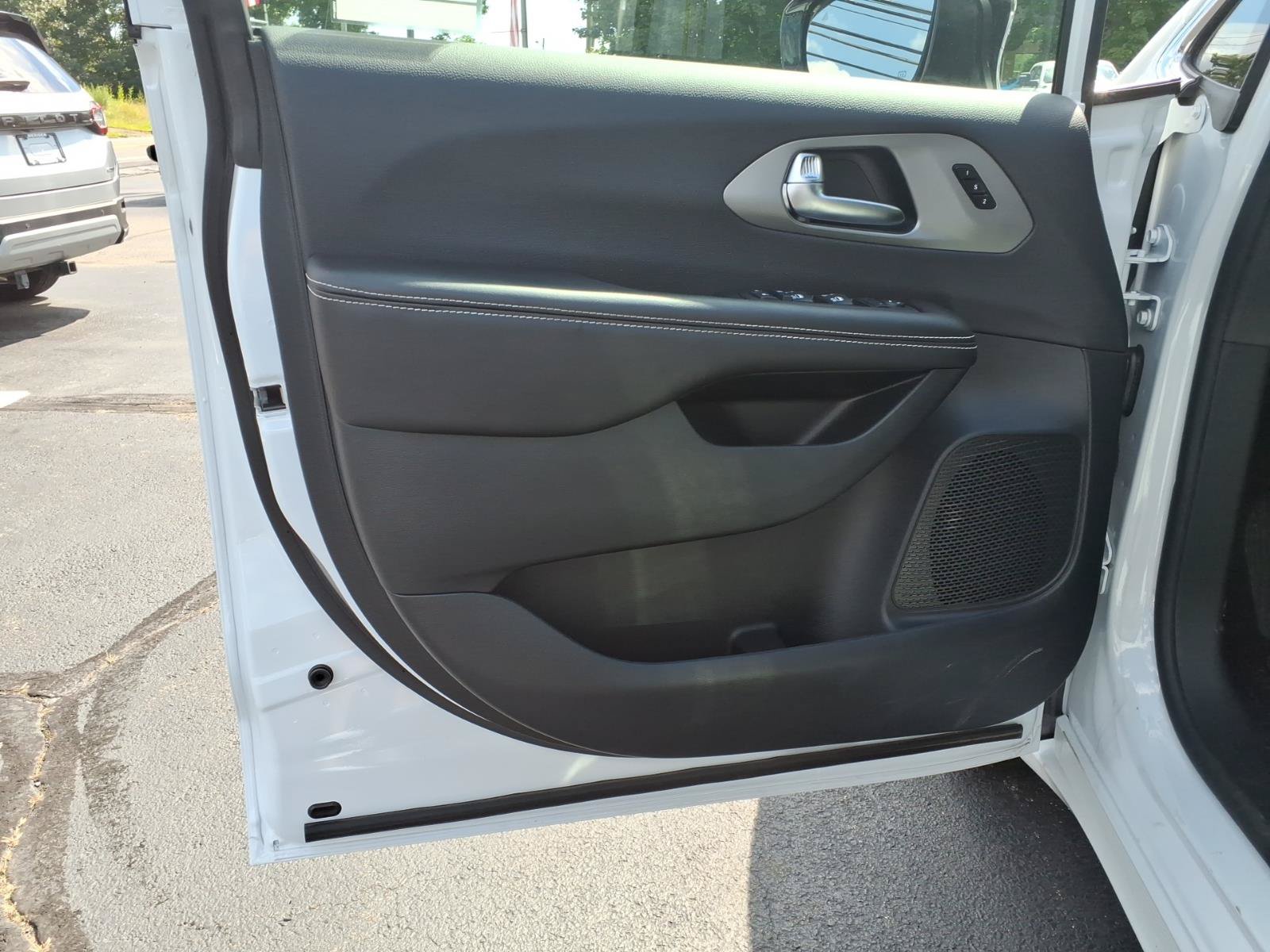 New 2027 Chrysler Pacifica Select AWD/4WD image 6
