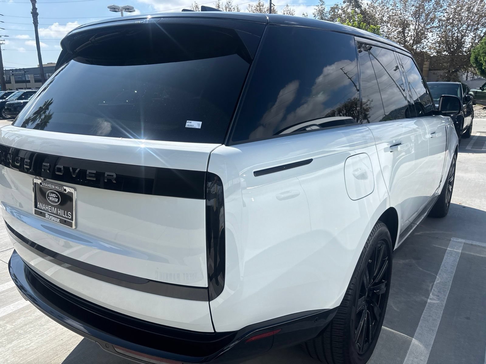 Used 2025 Land Rover Range Rover SE AWD/4WD image 3