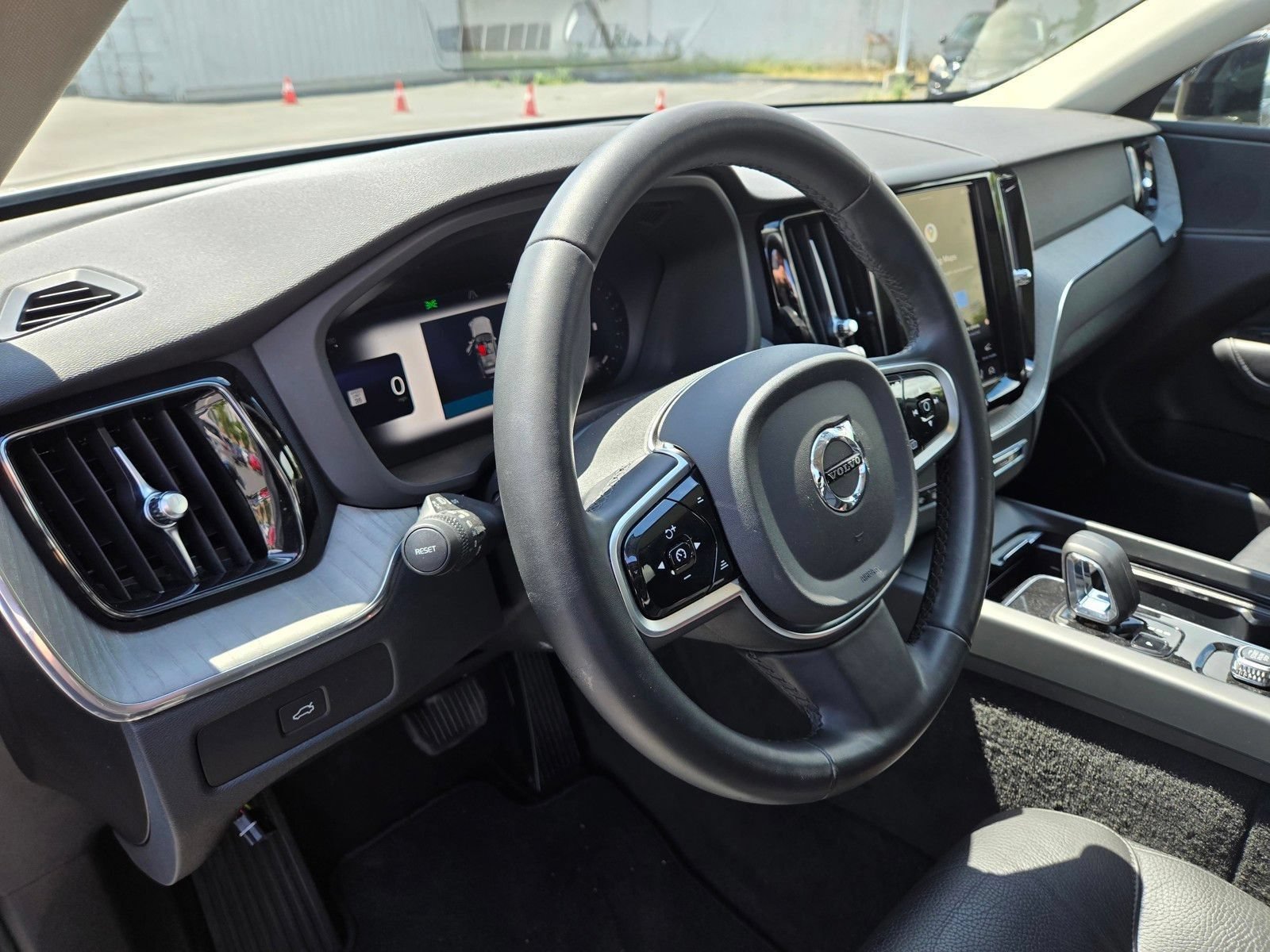 Certified 2025 Volvo XC60 B5 Plus AWD/4WD image 16