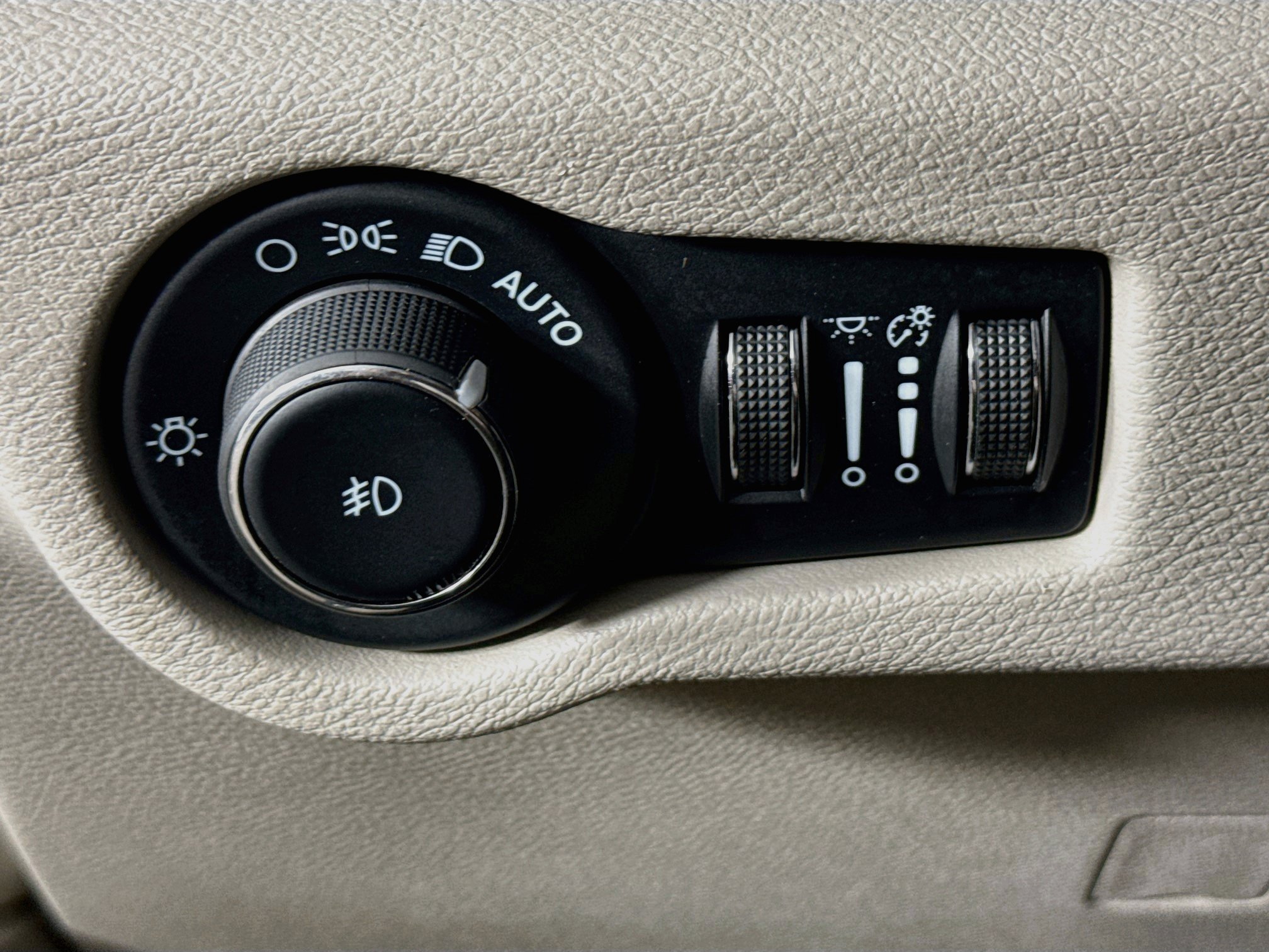 Used 2024 Chrysler Pacifica Touring-L FWD image 9