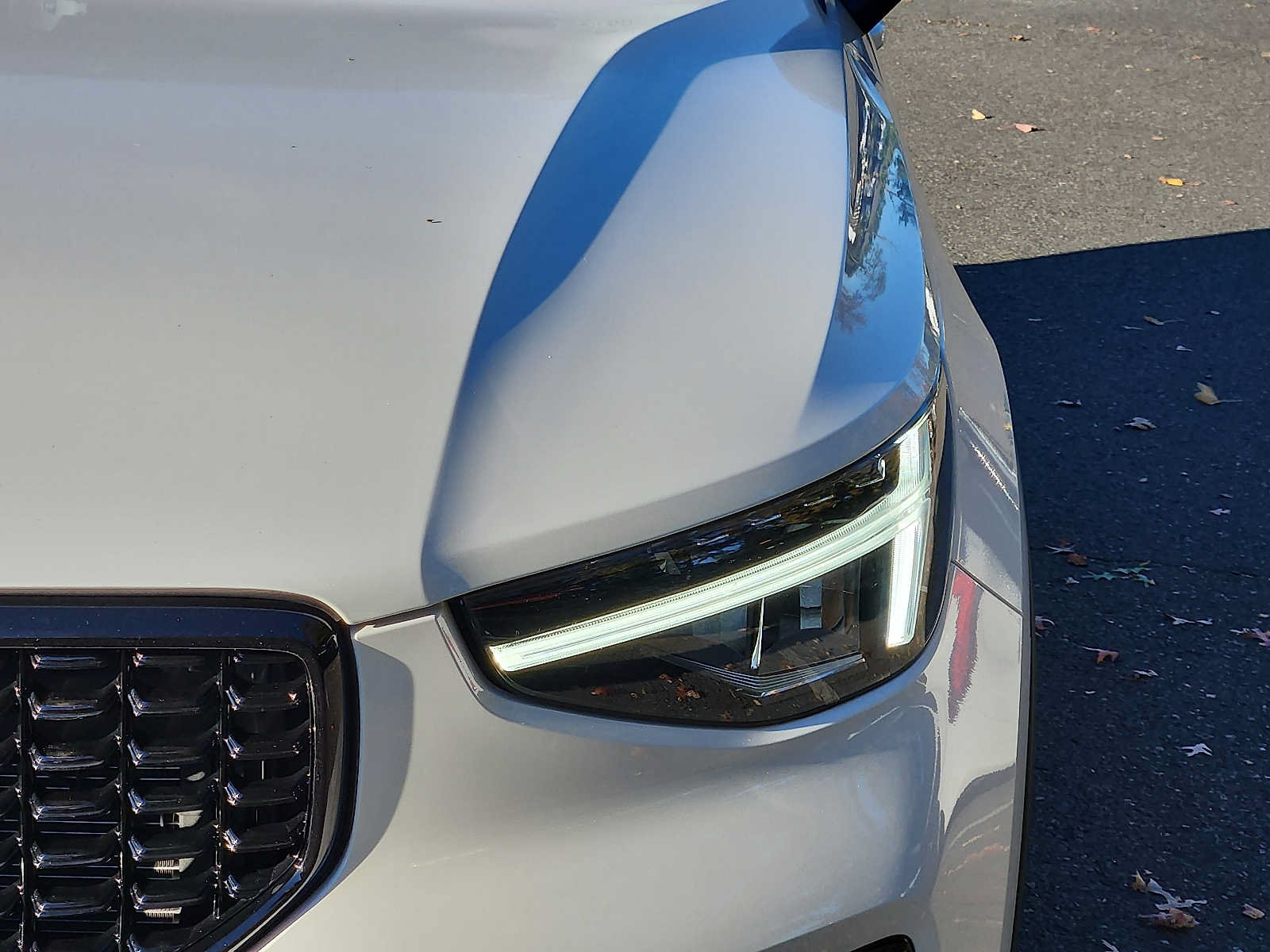 Certified 2024 Volvo XC40 B5 Plus w/ Protection Package Premier AWD/4WD image 9