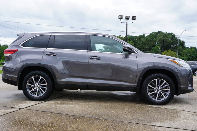 Used 2019 Toyota Highlander XLE FWD image 3