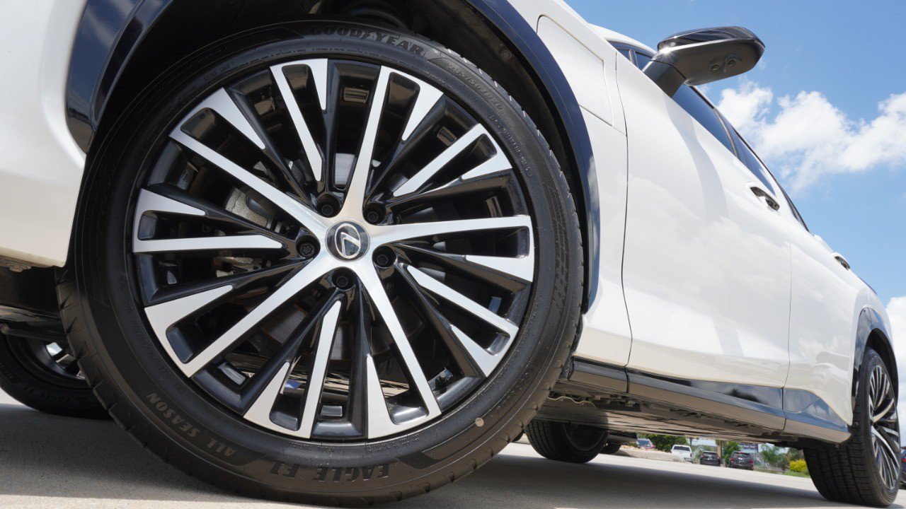 Certified 2024 Lexus RZ 450e Premium w/ Technology Package AWD/4WD image 11