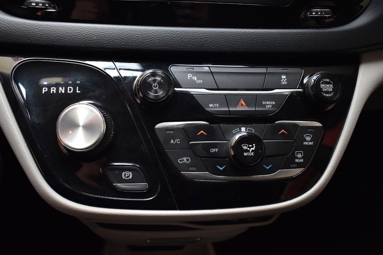 Used 2019 Chrysler Pacifica L FWD image 30
