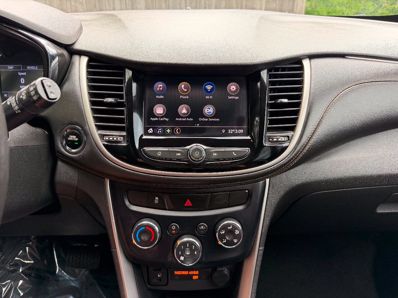Used 2020 Chevrolet Trax LT w/ LT Convenience Package AWD/4WD image 17