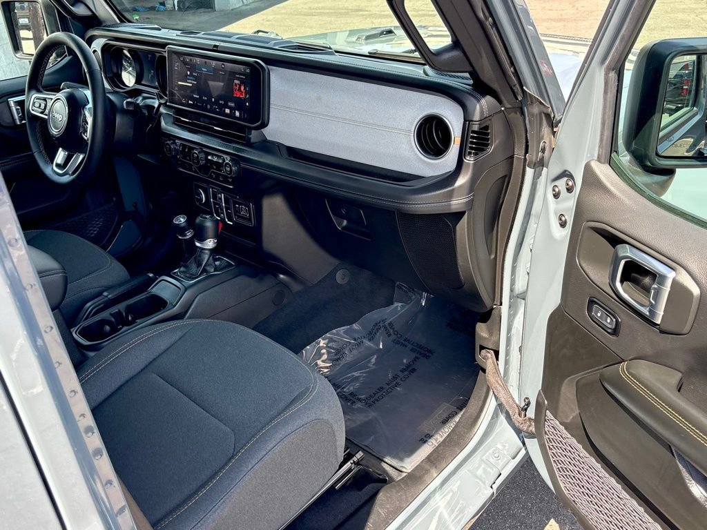 Used 2025 Jeep Wrangler Unlimited Sahara w/ Safety Group image 27