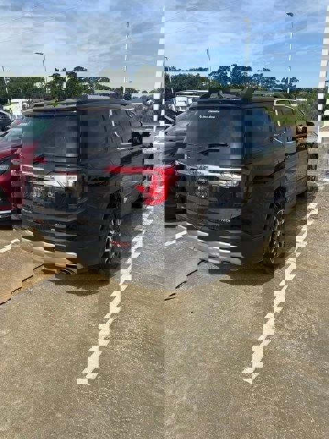 Used 2023 GMC Acadia SLT AWD/4WD image 4