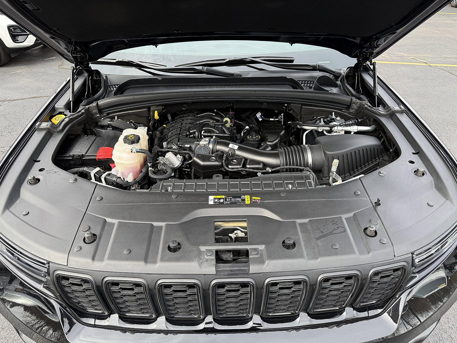 Used 2025 Jeep Grand Cherokee Altitude image 8