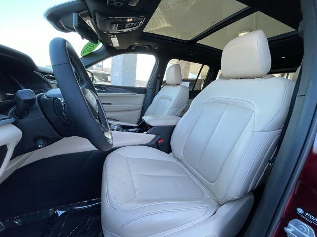 Used 2023 Jeep Grand Cherokee Limited w/ Luxury Tech Group II image 13