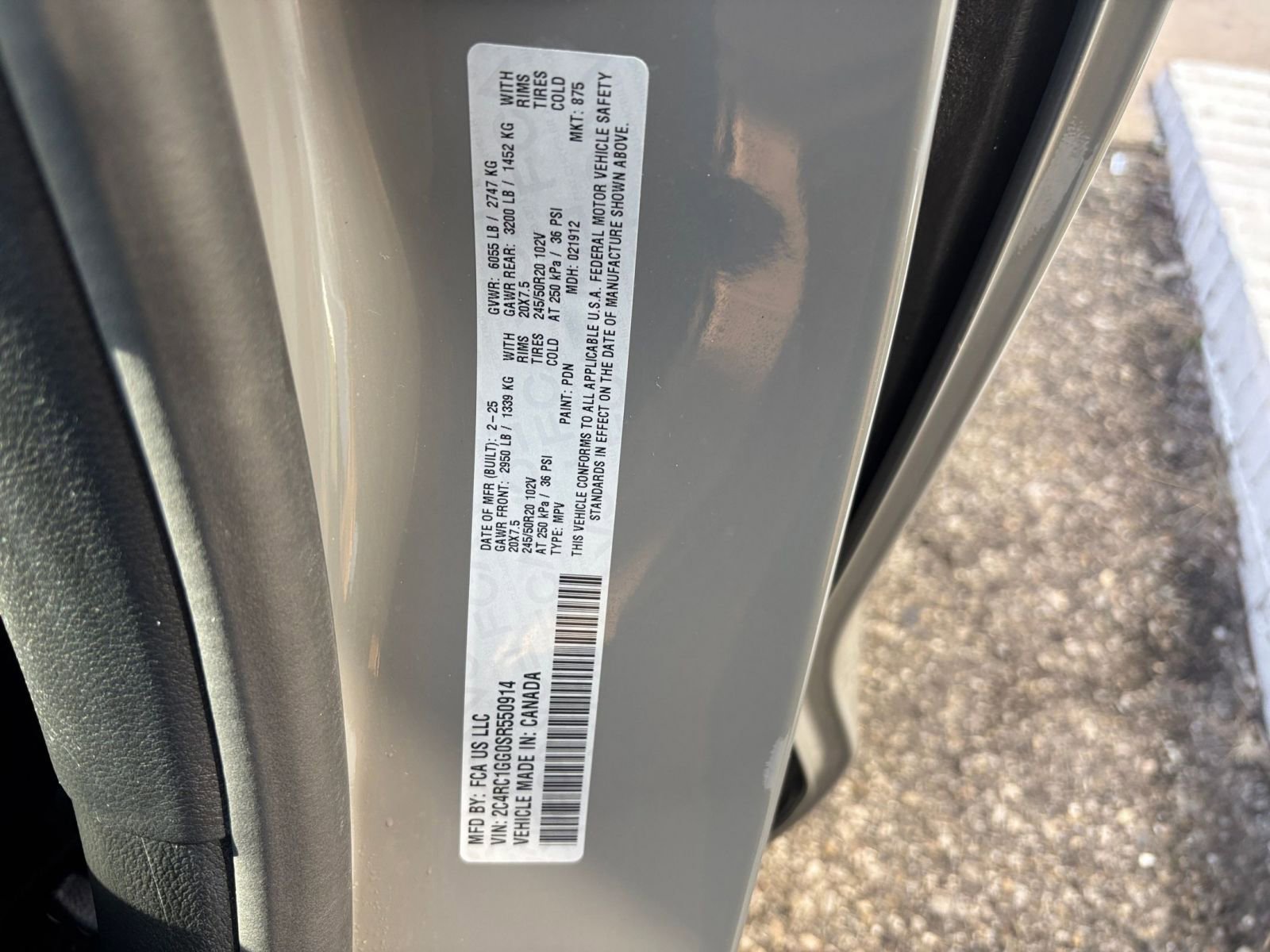 Used 2025 Chrysler Pacifica Limited image 32