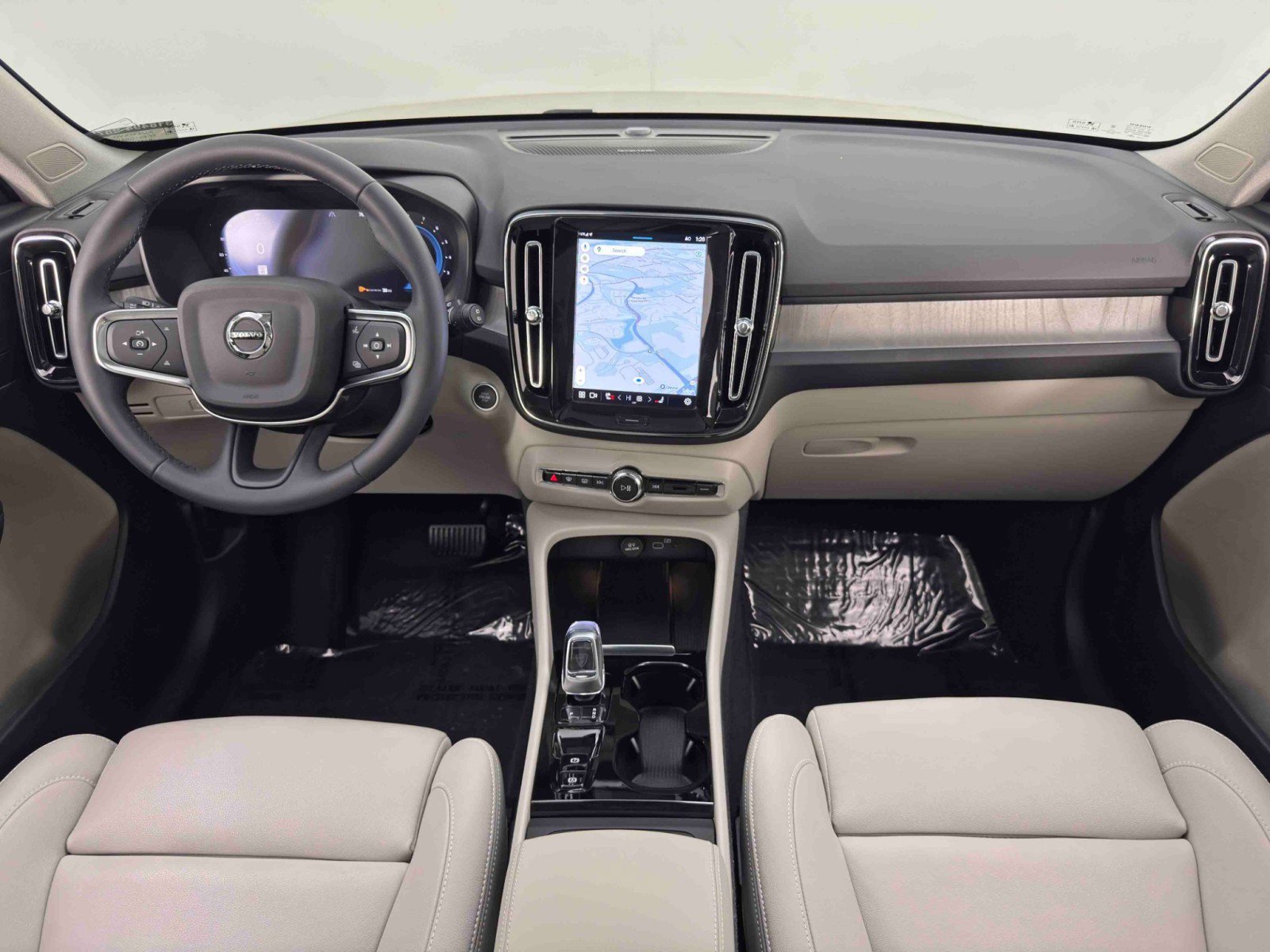 Used 2024 Volvo XC40 B5 Ultimate w/ Protection Package Premier image 13