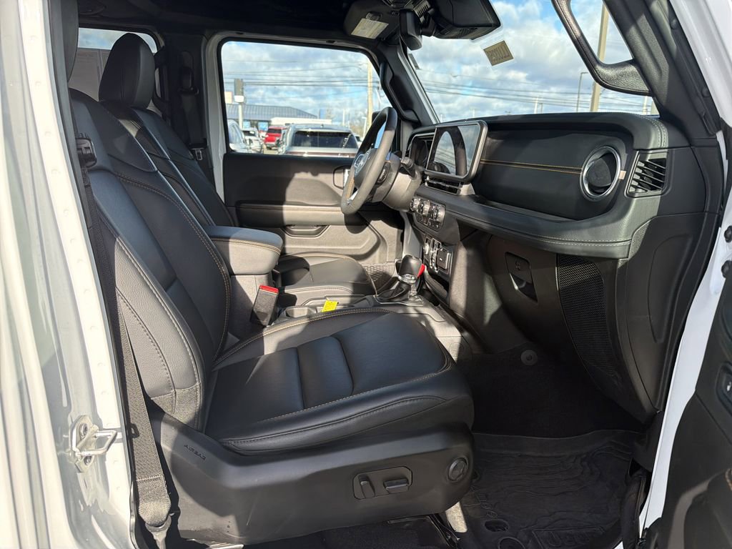 Used 2024 Jeep Wrangler Unlimited Sahara w/ Technology Group AWD/4WD image 15
