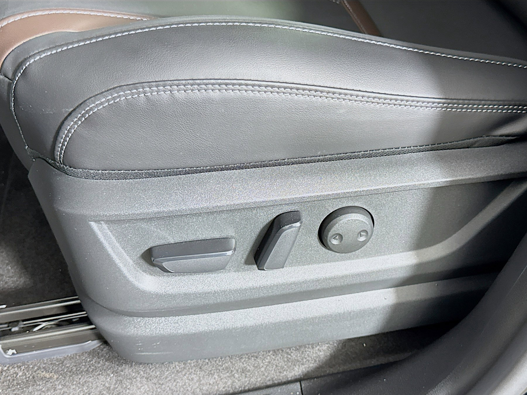New 2026 Nissan Armada SL w/ Captain's Chari Seat Package image 23