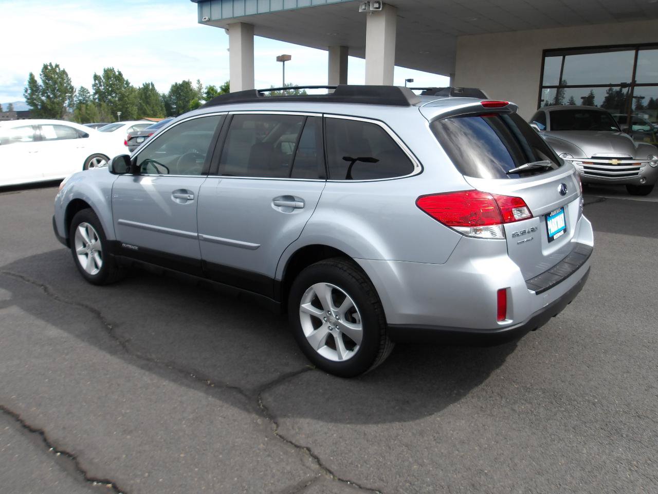 Used 2014 Subaru Outback 3.6R Limited w/ Moonroof Package AWD/4WD image 3
