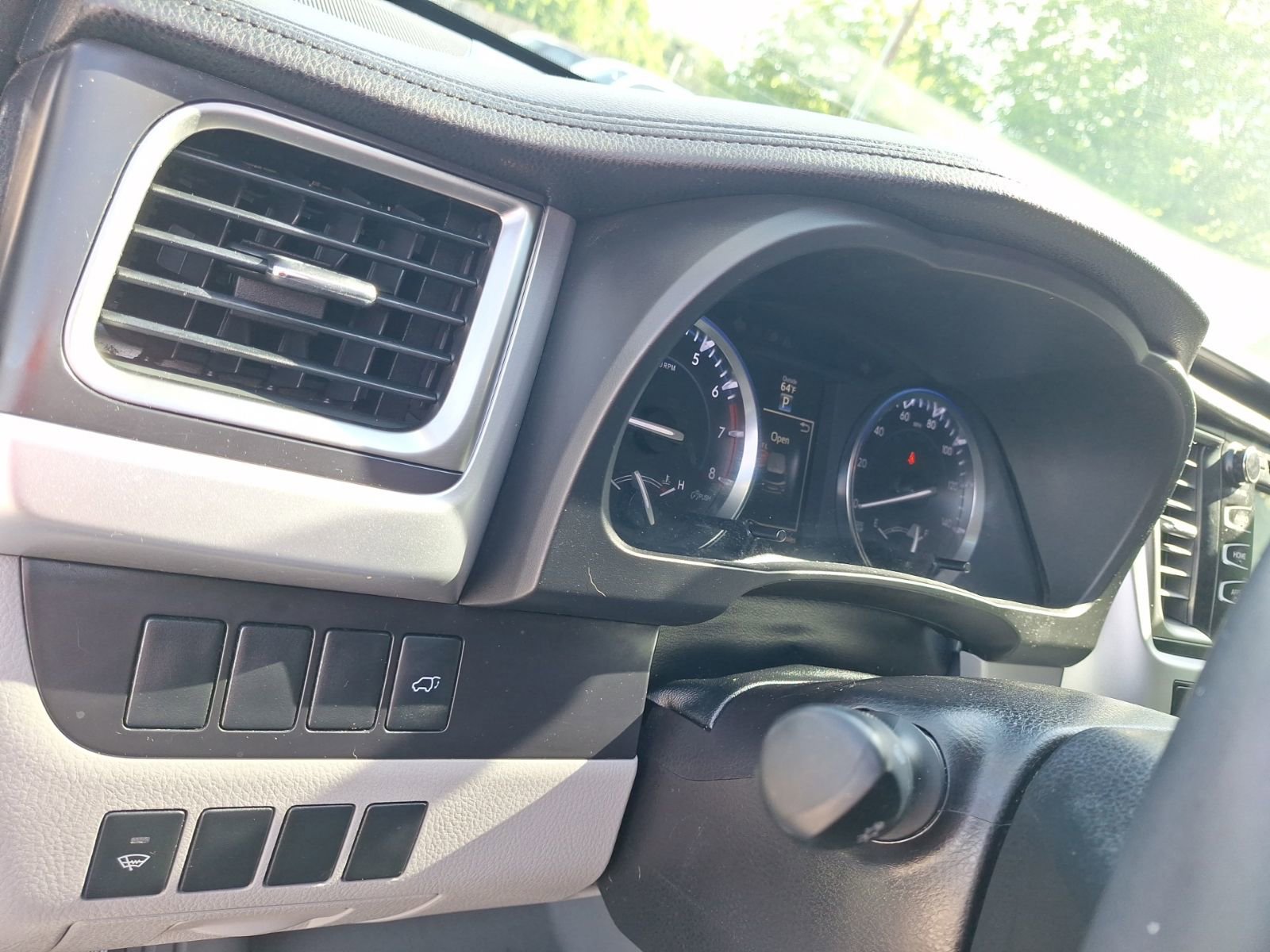Used 2016 Toyota Highlander XLE FWD image 18