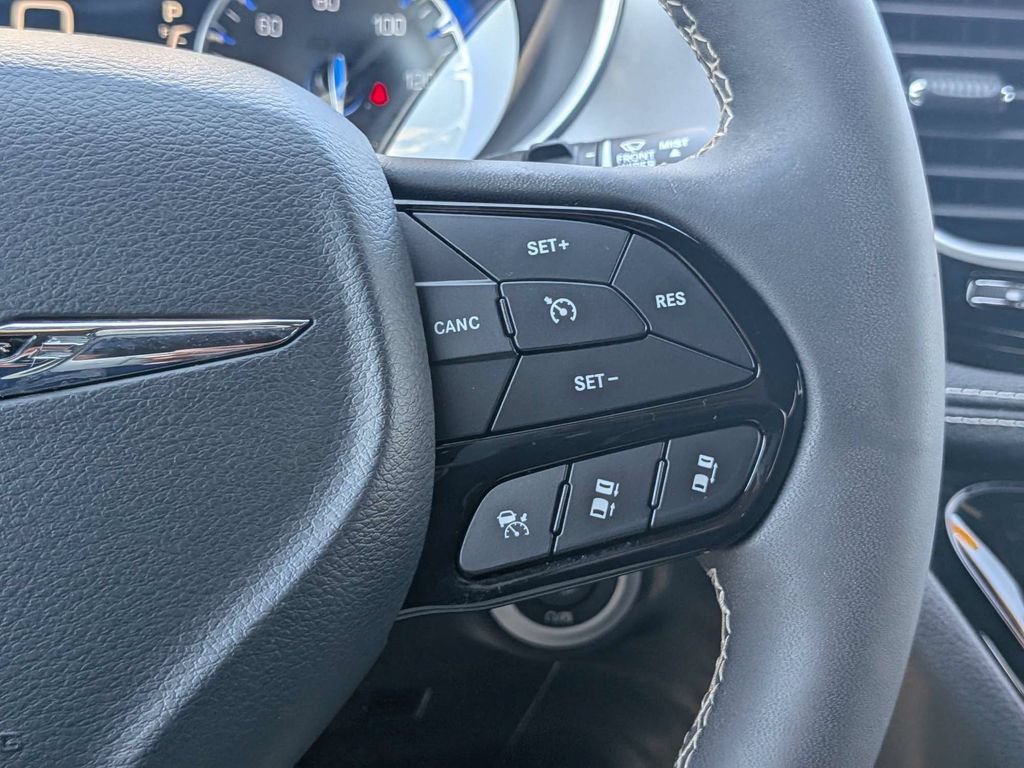 Used 2025 Chrysler Pacifica Limited FWD image 28