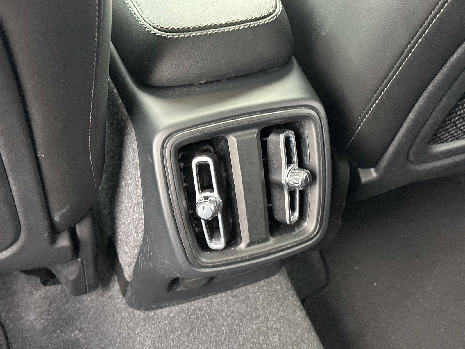 Certified 2023 Volvo XC40 B5 Ultimate w/ Protection Package Premier image 15