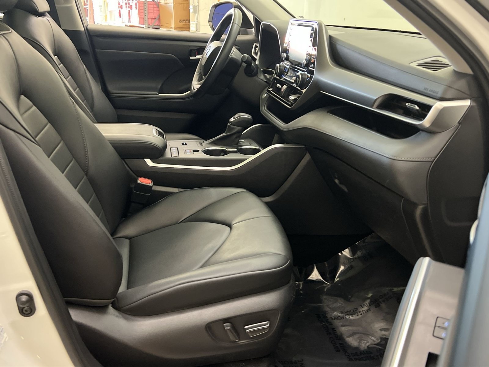 Used 2022 Toyota Highlander XLE AWD/4WD image 27