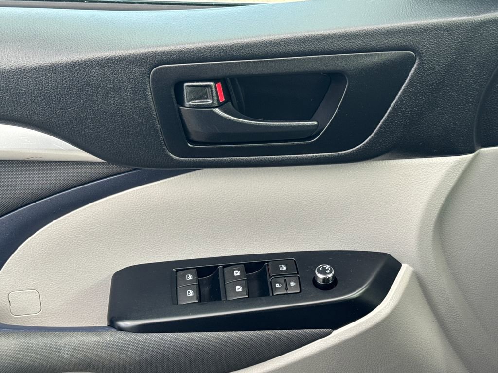 Used 2019 Toyota Highlander LE AWD/4WD image 33