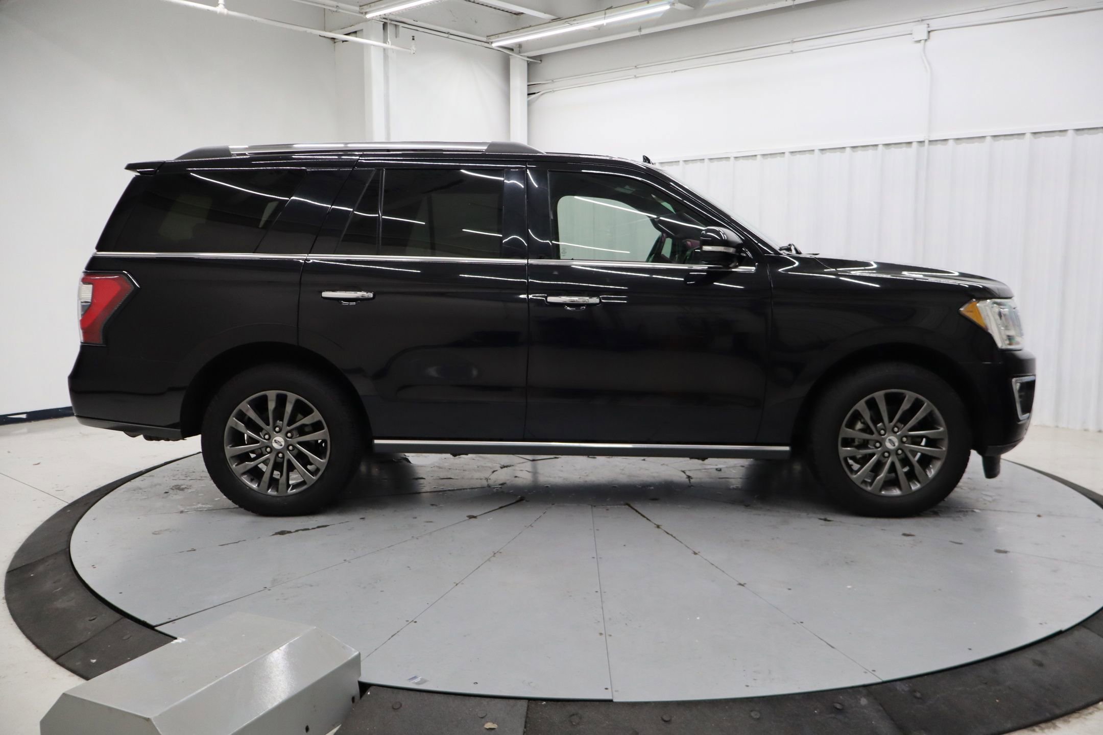 Used 2020 Ford Expedition Limited RWD image 2
