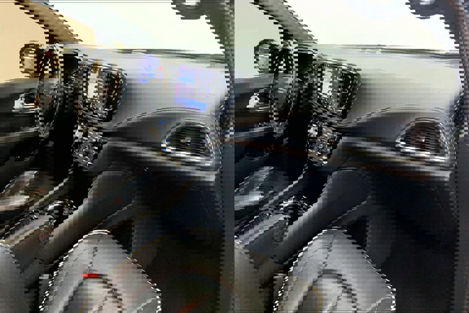 Used 2021 Chrysler Pacifica Limited w/ Uconnect Theater Family Group image 8