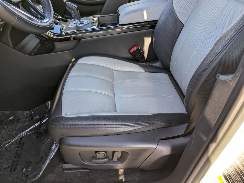 Used 2023 Land Rover Range Rover Evoque R-Dynamic SE image 19