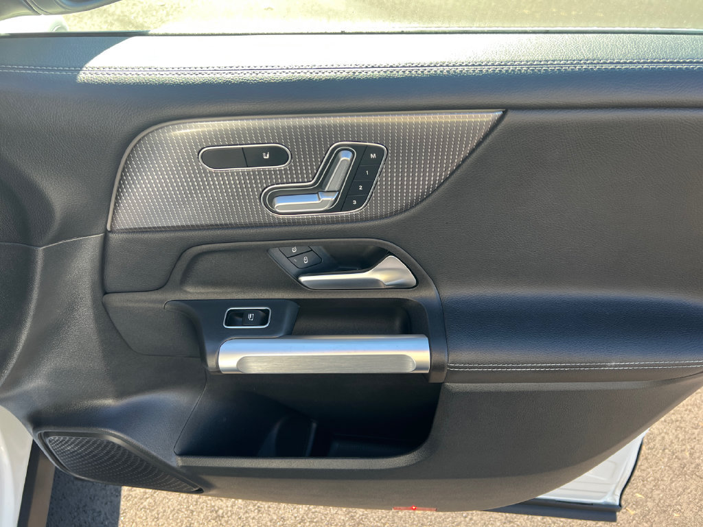 Used 2023 Mercedes-Benz GLB 250 w/ Premium Package image 14