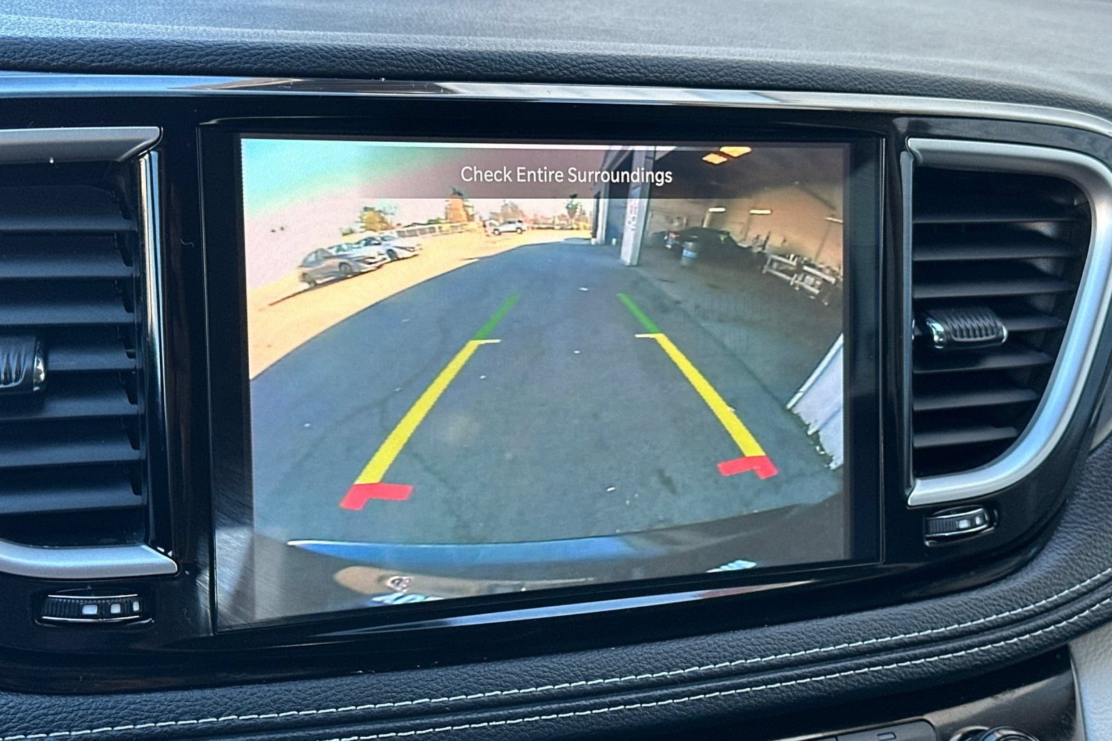 Used 2024 Chrysler Pacifica Limited FWD image 25