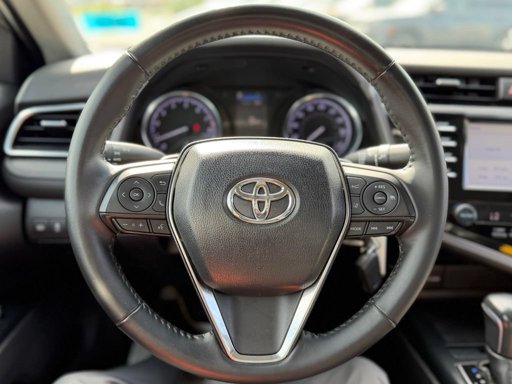 Used 2018 Toyota Camry SE w/ Moonroof Package FWD image 9