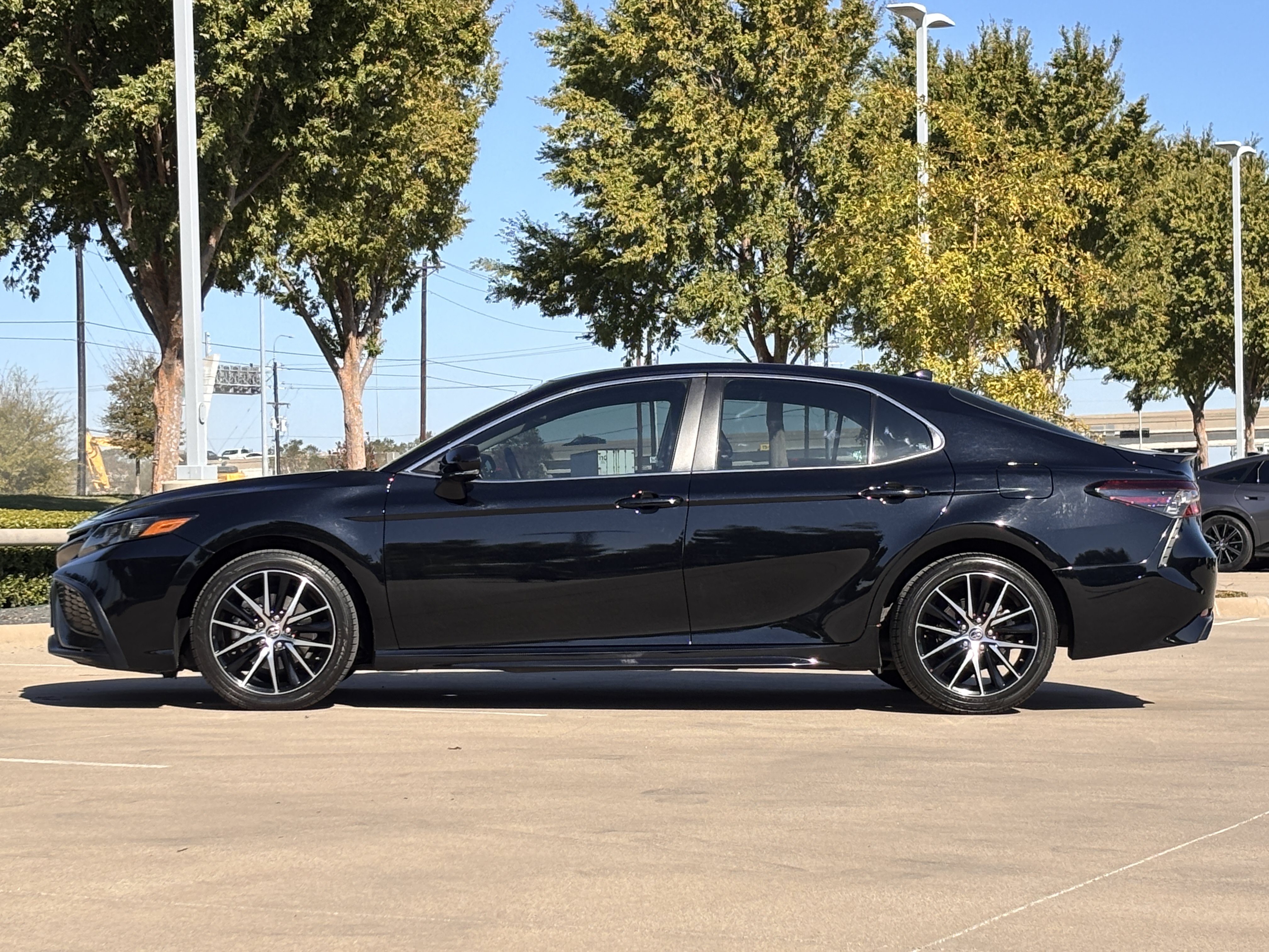 Used 2021 Toyota Camry SE w/ Convenience Package FWD image 2