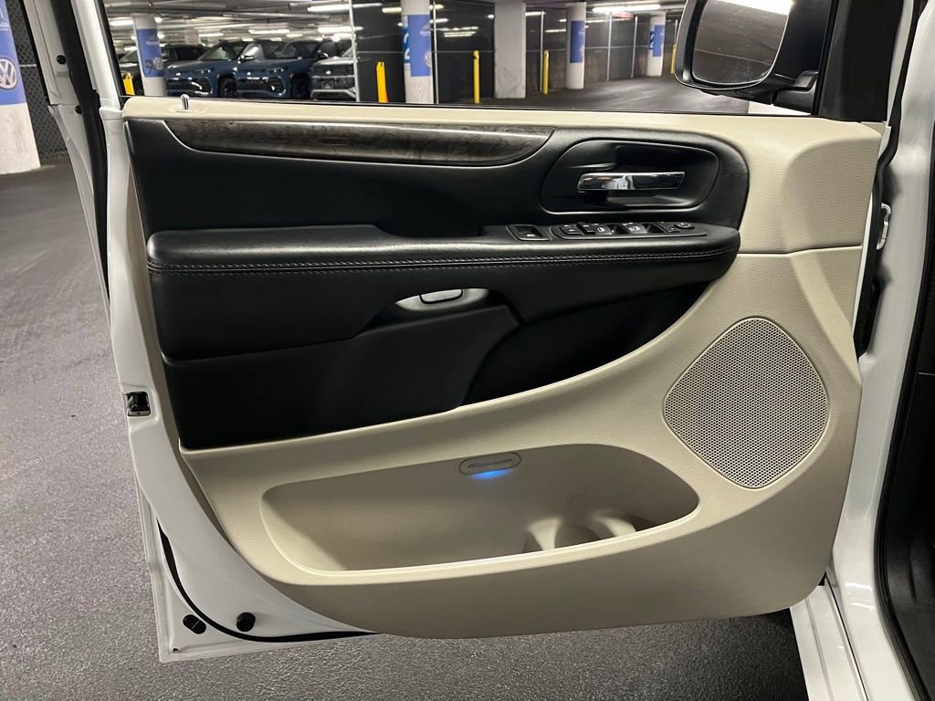 Used 2020 Dodge Grand Caravan SE w/ Rear Park Assist Package image 13