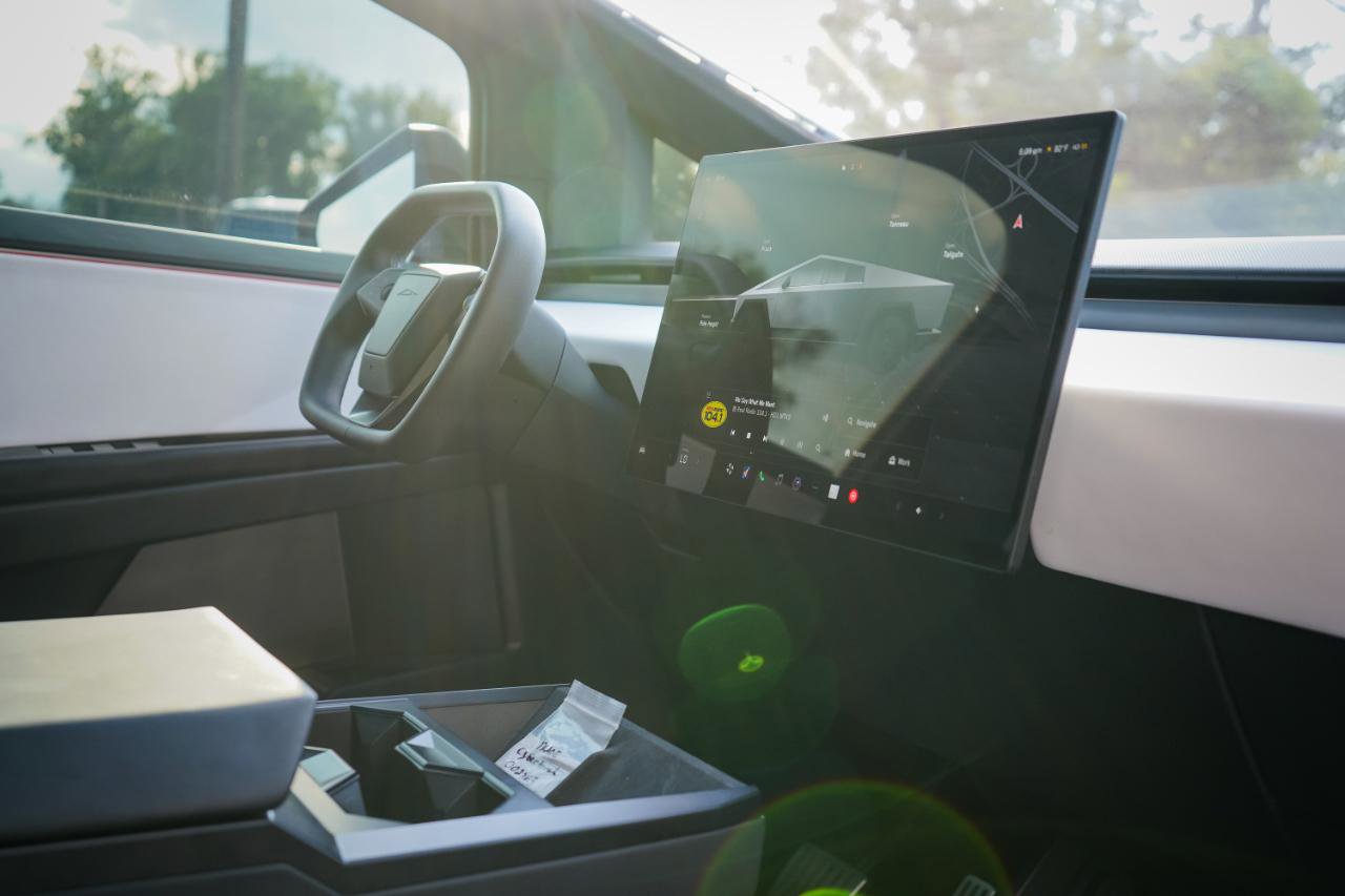 Used 2024 Tesla Cybertruck AWD Crew Cab image 13