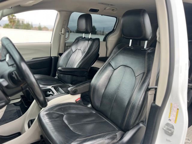 Used 2020 Chrysler Pacifica Touring-L image 13